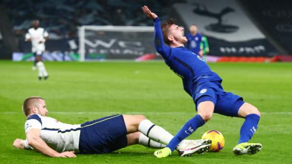 Penalti Chelse Defender Tottenham Hotspur Eric Dier (kiri) menjatuhkan striker Chelsea Timo Werner di kotak terlarang pada pekan ke-22 Liga Inggris di Tottenham Hotspur Stadium, Jumat (5/2/2021) dini hari WIB. (Foto: REUTERS)