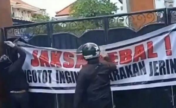 Spanduk yang dipasang pendukung Jerinx saat menggeruduk Kejaksaan Tinggi Bali, Kamis (4/2/2021). (Foto: Antara)