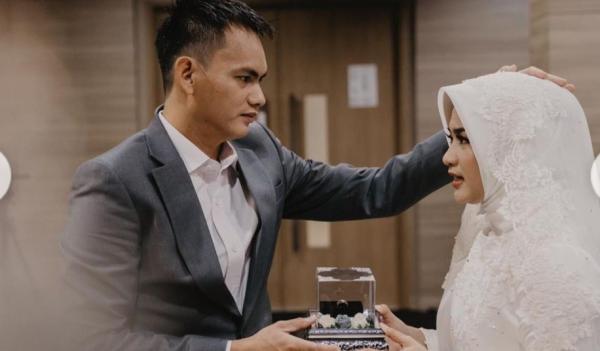 Ikke Nurjanah Menikah Darto Helm di video klip Ikke Nurjanah. (Foto: YouTube)