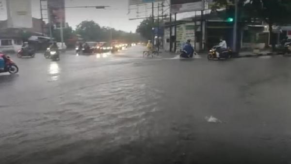 banjir di semarang Arus lalu lintas di simpang empat Tlogosari, Pedurungan, Kota Semarang tersendat akibat jalan tergenang banjir, Sabtu (6/2/2021). (Foto: Istimewa)