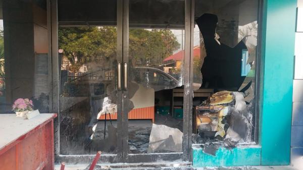 kantor pln dibakar otk2 Kondisi pascakebakaran di Kantor Unit Layanan Pelanggan (ULP) PT PLN (Persero) di Kecamatan Kuala, Kabupaten Langkat, Sumut, Sabtu (6/2/2021). (Foto: Istimewa)