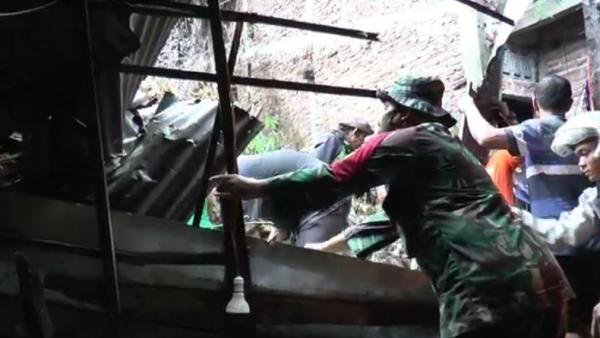 Perbukitan Kampung Jomblang Sari longsor2 Petugas gabungan berusaha mencari korban longsor di perbukitan Kampung Jomblang Sari, Kelurahan Jomblang, Kecamatan Candisari Sabtu (6/2/2021). (Foto: iNews/Kristadi Kelik)