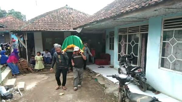 WENI TANIA DIMAKAMKAN.JPG Warga membawa jenazah Weni Tania ke pemakaman. (Foto: iNewsTv/Ii Solihin)
