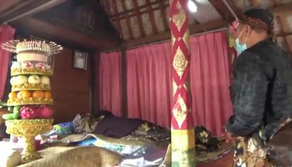 Jenazah penari Rangda Jenazah I Gede Nanda Eka Prasetya, penari Rangda yang tewas tertusuk keris di Bali. (Foto: iNews.id/Bagus Alit)
