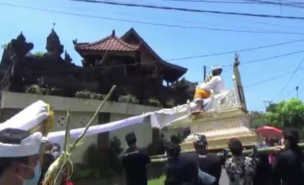 Ngaben Penari Rangda Prosesi Ngaben jenazah Gede Nanda, penari Rangda yang tewas tertusuk keris di Bali, Minggu (7/2/2021). (Foto: iNews.id/Bagus Alit)