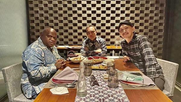 Abu Janda dipertemukan dengan Natalius Pigai oleh politikus Partai Gerindra Sufmi Dasco Ahmad, Senin (8/2/2021). (Foto: Instagram/Sufmi Daso).