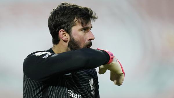 Kiper Liverpool Alisson Becker kecewa usai melakukan blunder saat menjamu Manchester City pada pekan ke-23 Liga Inggris 2020/2021 di Anfield, Minggu (7/2/2021) dini hari WIB. (Foto: REUTERS)