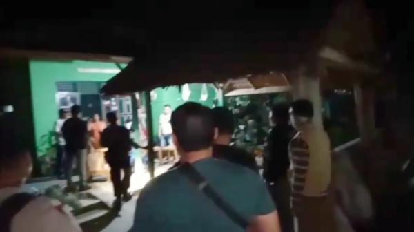Amankan bentrok Tim gabungan dari Polres Palopo melakukan penyisiran dan pengamanan di lokasi bentrok warga yang menggunakan senpi rakitan (Nasruddin Rubak/iNews)