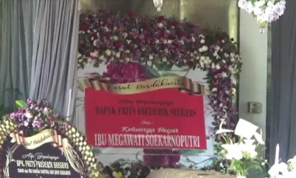 Karangan bunga dari Megawati Soekarnoputri untuk almarhum Frits Frederik Seegers di Krematorium Kerta Semadi-Mumbul, Bali. (Foto: iNews.id/Bagus Alit)