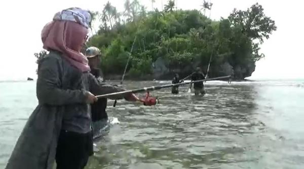 Pemancing di Pulau Seurudong, Aceh Selatan. (Foto: iNews/Ichdar Ifan)