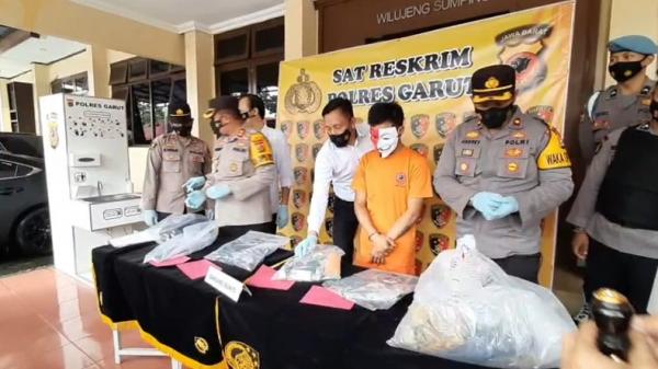 pembunuh weni tania Kapolres Garut AKBP Adi Benny Cahyono memaparkan kasus pembunuhan Weni Tania yang mayatnya ditemukan tertancap bambu, Senin (8/2/2021). (Foto: iNews/Ii Solihin)