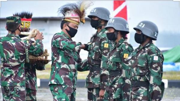 Putra dan putri asal Papua calon Bintara TNI Para putra dan putri asal Papua calon Bintara TNI menjalani Pendidikan Pertama Bintara (Dikmaba) TNI di sejumlah Resimen Induk Daerah Militer (Rindam) di Pulau Jawa. (Foto: Puspen TNI)