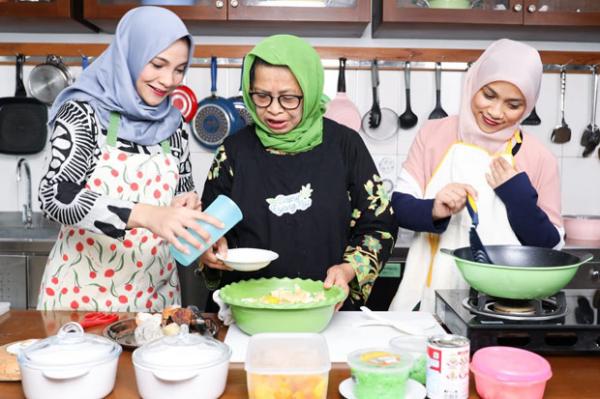 Hanum Rais Hanum Rais dan Tasniem Rais membantu Ibunya memasak. (Foto : Dok Hanum Rais)