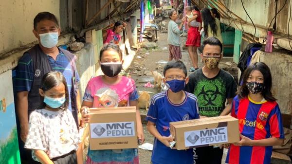 MNC Peduli memberikan makanan ringan dan mengajak menyanyi bergembira anak-anak di kolong tol Petak Seng, Jakarta, Selasa (9/2/2021). (Foto: MNC Media).