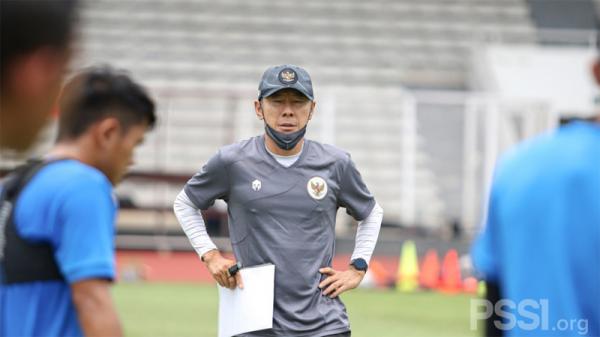Shin Tae-yong Manajer Pelatih Timnas Indonesia Shin Tae-yong memimpin pemusatan latihan di Stadion Madya, Jakarta, Selasa (9/2/2021) siang. (Foto: PSSI)