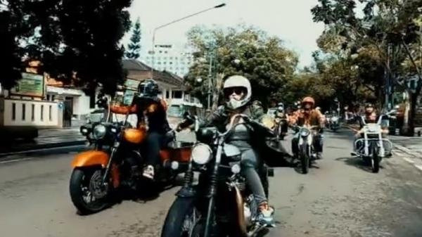 WIKA SALIM2 Wika Salim tampil cantik, elegan, plus garang di atas motor moge membelah jalanan Kota Bandung saat ikut Sunmori. (Foto: Istimewa)