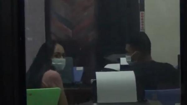 Caca, Andika Kangen Band Chairunnisa alias Caca, mantan istri vokalis Kangen Band, Andika Mahesa saat di Mapolda Lampung (Andres Afandi/iNews)