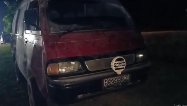 Mobil Carry yang terbakar saat mengisi bensin di SPBU di Musi Banyuasin, Selasa (9/2/2021). (Foto: iNews.id/ Edi Lestari)