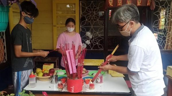 Umat Konghucu di Kelurahan Bintang Pangkalpinang2 Umat Konghucu di Kelurahan Bintang, Pangkalpinang, saat sembahyang Sam Sip Pu, Kamis (11/2/2021). (Foto: iNews.id/Haryanto)