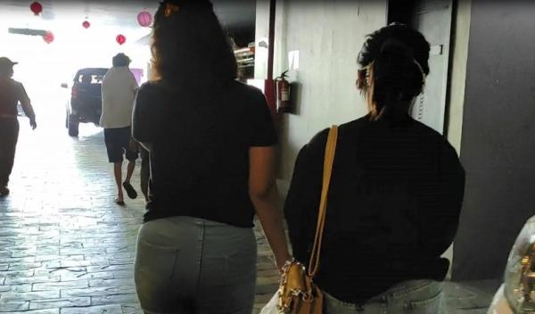 Prostitusi Pontianak 2 Dua perempuan di bawah umur diamankan bersama dua laki-laki dalam satu kamar hotel di Pontianak Selatan, Jumat (12/2/2021). (Fto: iNews.id/Uun Yuniar)