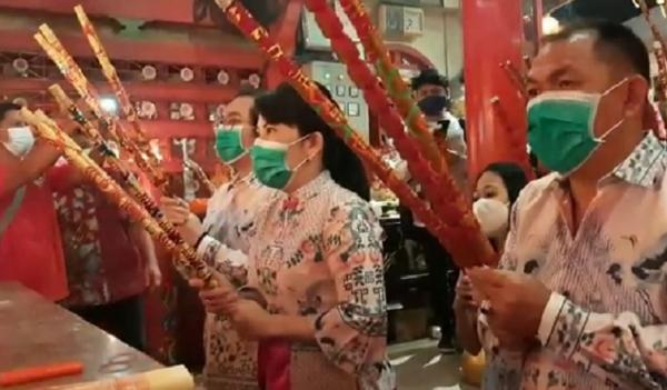 Wali Kota Singkawang Tjhai Chui Mie mendatangi Vihara Tri Dharma Bumi Raya, Kamis (11/2/2021) malam. (Foto: iNews.id/Uun Yuniar)