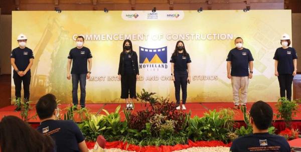 MNC Movieland Duta Besar Jepang untuk Indonesia Kanasugi Kenji memamerkan hobi barunya memelihara ikan cupang. (Foto: Instagram)