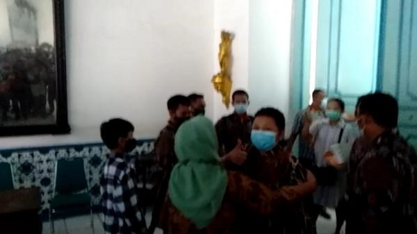 Suasana haru terlihat setelah dua putri keturunan Pakubuwono XII dan Pakubuwono XIII dan tiga abdi dalem keluar dari dalam Keraton Solo, Sabtu (13/2/2021). (Foto: Okezone/Bramantyo)
