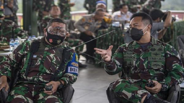 AM Putranto ant Komandan Kodiklatad Letjen TNI AM Putranto (kiri) bersama KSAD Jenderal TNI Andika Perkasa. (Foto: Antara).