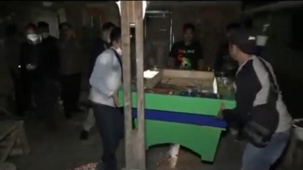 PENGGEREBEKAN RUMAH.JPG Petugas Polres Tebing Tinggi membawa alat perjudian. (Foto: iNewsTv/Abdullah Sani Hasibuan)