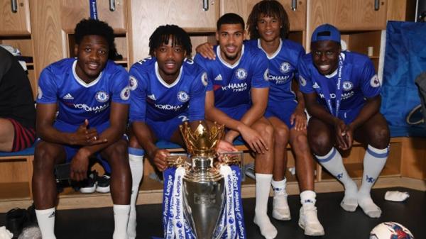 Ola Aina, Nathaniel Chalobah, Ruben Loftus-Cheek, Nathan Ake dan Kurt Zouma berpose dengan trofi Liga Inggris 2017. (Foto: The Sun)