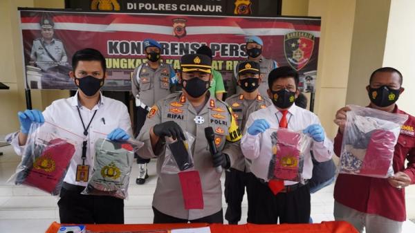 Kapolres Cianjur AKBP Mohammad Rifai menunjukkan barang bukti kasus pencabulan dengan tersangka AW. (Foto: Humas Polres Cianjur)