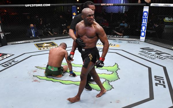 Kamaru Usman Kamaru Usman mempertahankan sabuk kelas welter usai mengalahkan Gilbert Burns pada UFC 258, Minggu (14/2/2020). (Foto: Twitter @ufc)