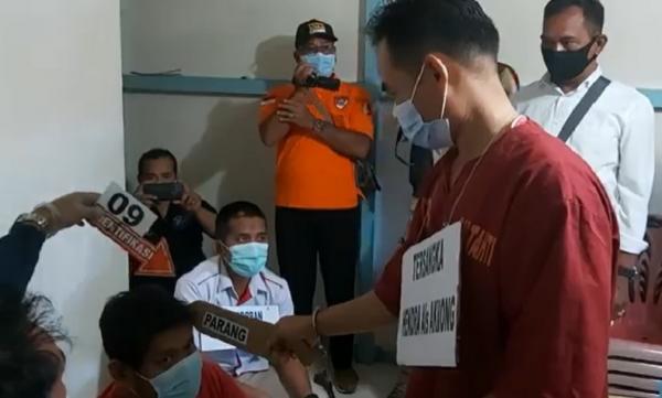 Rekon Pembunuhan Pontianak 1 Rekonstruksi pembunuhan di Pontianak yang dilakukan Hendra alias Akiong kepada keluarga istrinya, Senin (15/2/2021). (Foto: iNews.id/Uun Yuniar)