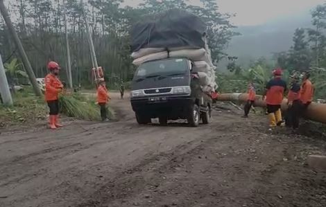 Mobil pikap melintas di Tanjakan Clirit View, Kalibakung, Kabupaten Tegal. (Foto: ist)