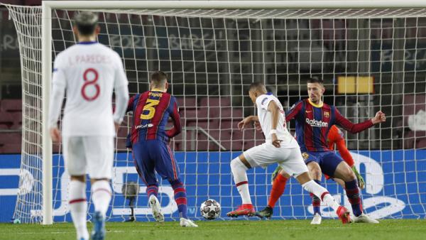 Barcelona Vs PSG Striker PSG Kylian Mbappe menembus pertahanan Barcelona sebelum mencetak gol pada leg pertama 16 besar Liga Champions di Camp Nou, Rabu (17/2/2021) dini hari WIB. (Foto: REUTERS)