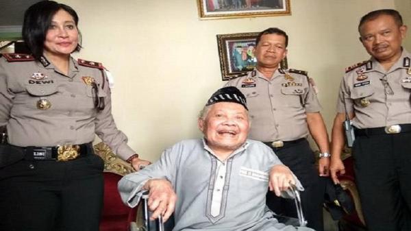 KOMPOL YUNI PURWANTI KUSUMA DEWI1.JPG Kompol Yuni Purwanti Kusuma Dewi saat memberikan kursi roda kepada KH Koko Khoiruman, pendiri dan pengasuh Yayasan Pendidikan Islam (Pesantren) Al-Huda. (Foto: Dokumentasi)