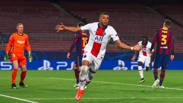 Striker PSG Kylian Mbappe merayakan golnya ke gawang Barcelona pada leg pertama 16 besar Liga Champions 2020/2021 di Camp Nou, Rabu (17/2/2021) dini hari WIB. (Foto: UEFA)
