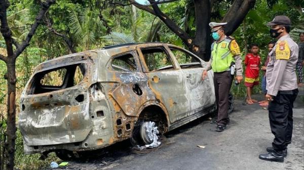 Mobil yang ditumpangi pilot cantik Athira Farina terbakar ketika berlibur di Nusa Penida, Bali. (Chusna Mohammad)
