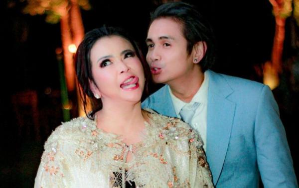 Ajun Perwira Artis punya pasangan seusia anaknya. (Foto: instagram)