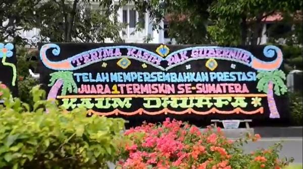 Salah satu papan bunga di depan Kantor Pemerintah Provinsi Aceh berisi sindiran. (Foto: iNews/Taufan Mustafa)