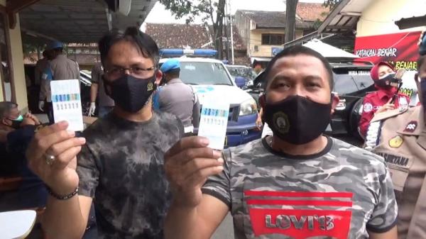 TES URIN1.JPG Anggota Polsek Bawet menunjukkan hasil tes urin negatif narkoba. (Foto: iNews.id/Agus Warsudi)