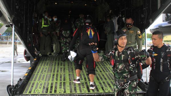 19 Antara Paskhas 3 Pasukan elite TNI AU, Korps Paskhas, wajib memiliki kemampuan para-komando atau parako. (Foto: Okezone).
