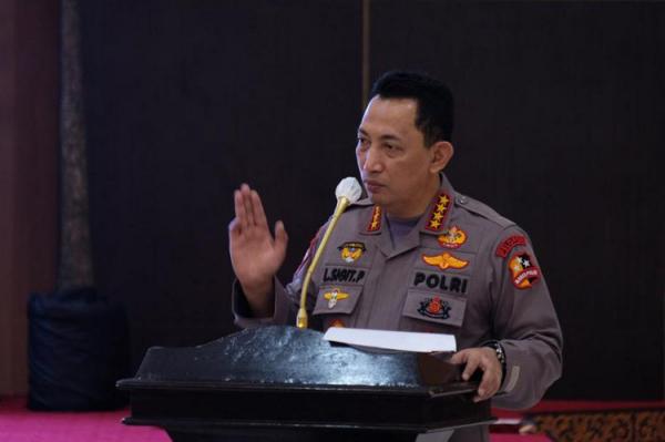 Kapolri Jenderal Pol Listyo Sigit Prabowo memberikan arahan kepada pejabat utama Polda DIY dan Kapolres se-Polda DIY di Mapolda DIY, Jumat (19/2/2021). (Foto: Dok Humas Polda DIY)