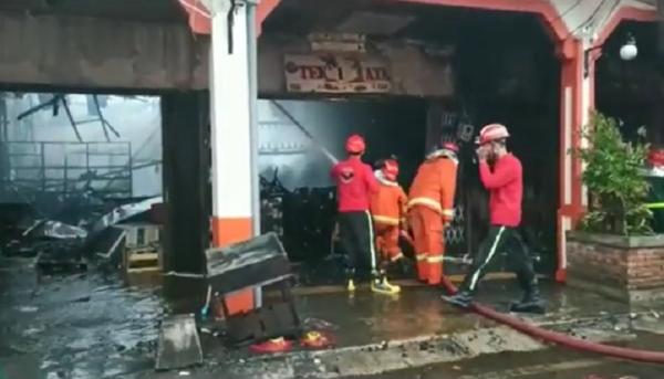 Kebakaran Ruko Singkawang Ruko di Jalan Diponegoro, Singkawang ludes terbakar, Jumat (19/2/2021) pagi. Satu orang penghuni ruko tewas. (Foto: iNews.id/Uun Yuniar)