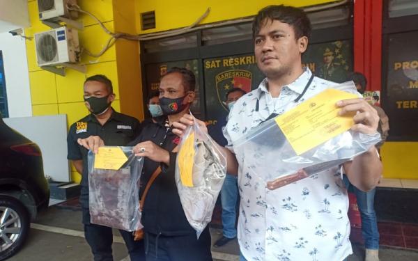 Kasat Reskrim Polrestabes Bandung AKBP Adanan Mangopang menunjukkan barang bukti pisau yang digunakan pelaku Eliyudin Telaumbanua untuk membunuh korban Suterman. (Foto: iNews.id/Agus Warsudi)