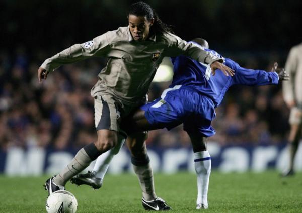 Ronaldinho vs Makalele Legendaris Barcelona Ronaldinho banyak melawan pemain hebat sepanjang kariernya. Tapi ada satu yang paling dia takuti. (Foto: Talk Sport)