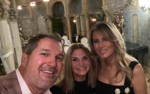 000 Trump Melania IG 2 Melania Trump (kanan) saat menghadiri acara di rumah pengusaha AS, Keith Otto, belum lama ini. (Foto: Instagram)