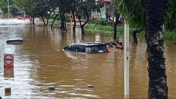 Banjir Di Kemang 2 Ari Si Proses evakuasi sejumlah mobil yang terjebak banjir di kawasan Kemang, Jakarta Selatan, Sabtu (Foto: Ari Sandita/ Sindonews).