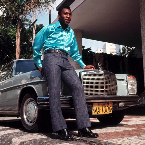Pele 2 Sebagai pesepak bola ternama, Pele bisa dengan mudah memikat hati banyak wanita. (Foto: The Sun)