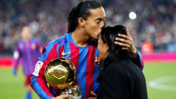 Ronaldinho Ibunda Ronaldinho yakni Miguelina Eloi Assis dos Santos meninggal duniakarena Covid-19 di Rumah Sakit Mae de Deus, Sabtu (20/2/2021) waktu setempat. (Foto: fcbarcelonanoticias)